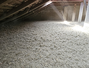 Zateplení stropu patrového rodinného domu pomocí foukané izolace